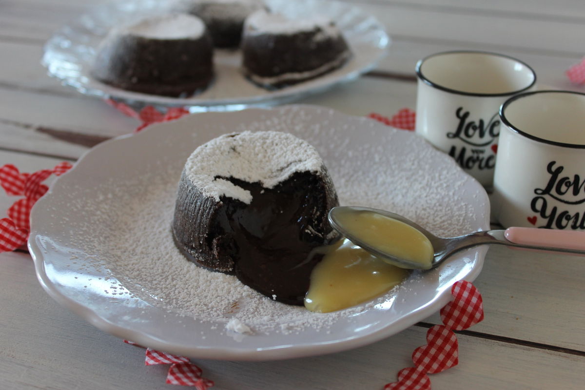 Tortino Fondente Dal Cuore Caldo Con Salsina Al Cioccolato Bianco