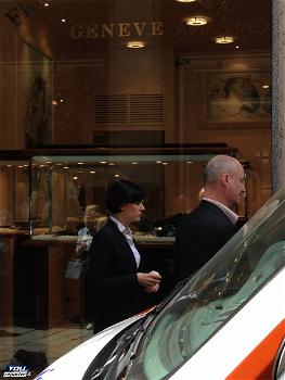 Furto in una gioielleria del centro di Milano, due feriti