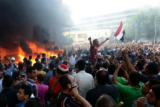 Egitto, Mohamed Morsi resiste. Nella notte 16 morti negli scontri