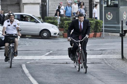 Roma, Ignazio Marino in bicicletta con la scorta
