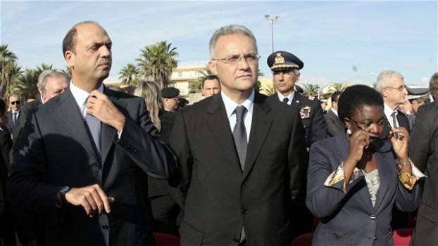 Angelino Alfano contestato alla cerimonia per le vittime di Lampedusa