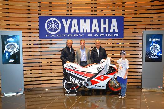 Agostini e Cadalora consegnano lo speciale Yamaha TZ-250 “benefico”