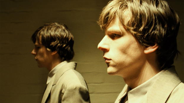 The Double: trailer del film con Jesse Eisenberg e Mia Wasikowska