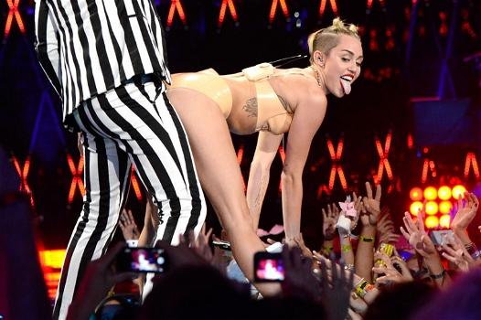 Miley Cyrus autoscatti continui con lo smartphone