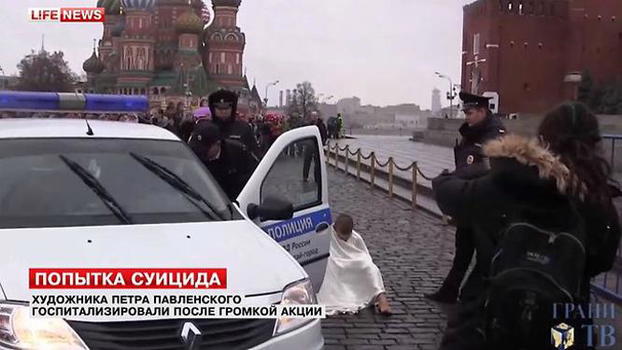 Russia, artista si inchioda i genitali sulla Piazza Rossa per protesta