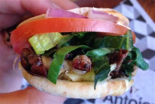 Hamburger con insetti: la novità che spopola a New York