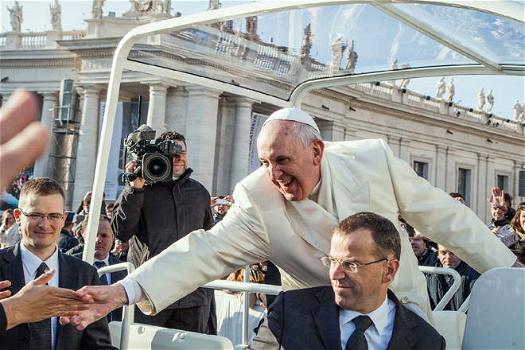Papa Francesco fa salire un amico sulla Papamobile
