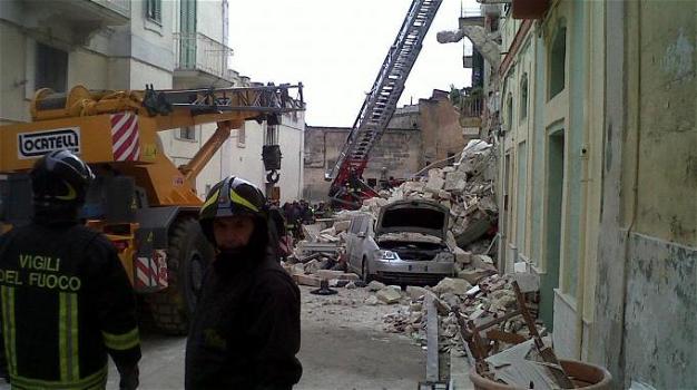 Crolla palazzina nel centro storico di Matera: una giovane donna morta e numerosi feriti