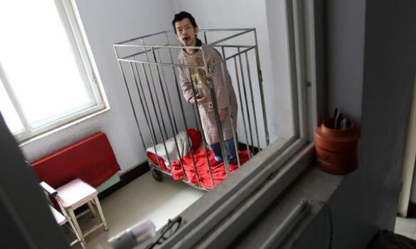 Uomo tenuto in gabbia 40 anni dalla madre