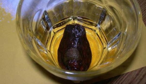 Whisky aromatizzato con dito umano (video)