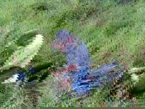 Prova a sgozzare la moglie in strada, dopo un litigio. Attenzione immagini forti