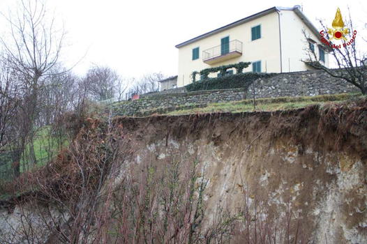 Frana su una casa, 25enne estratto dalle macerie