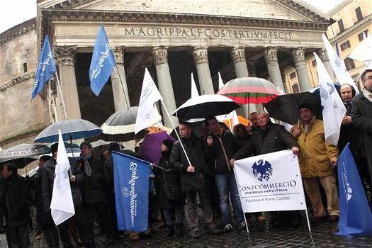 Manifestazione di commercianti e artigiani a Roma contro la crisi