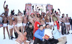 Le gare di slittino in topless si corrono in Germania
