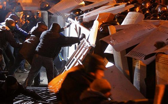Continuano gli scontri a Kiev, ultimatum del governo ai manifestanti