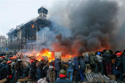 Il centro di Kiev è un campo di battaglia, almeno 26 morti