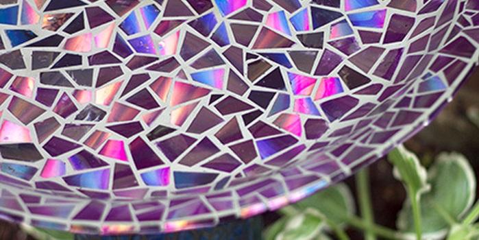 CD riciclati per decorare un piatto a mosaico