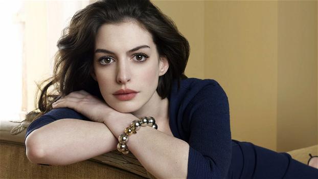 La diva hollywoodiana Anne Hathaway si rilassa a Miami col marito Adam