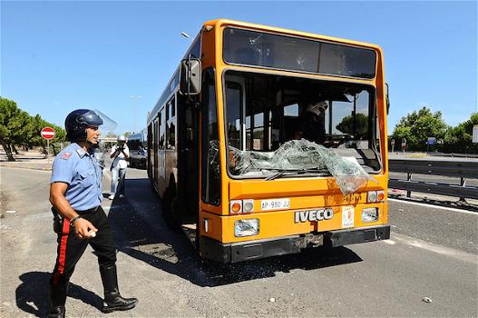 Cesena: frantuma i vetri di un autobus e massacra il conducente a pugni
