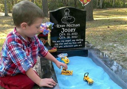 Florida: bambino di 3 anni gioca sulla tomba del fratellino morto