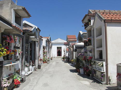 Cimitero di Maddaloni: scandalo tra le salme