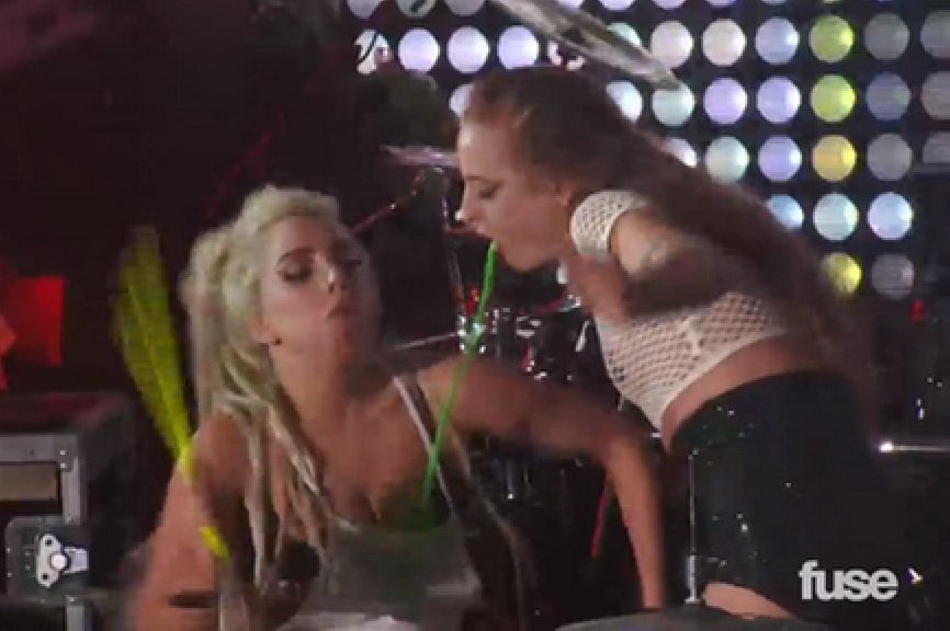 Lady Gaga si fa vomitare addosso sul palco del Festival di Austin (Video)