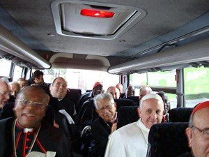papa-francesco-in-pullman-con-i-cardinali