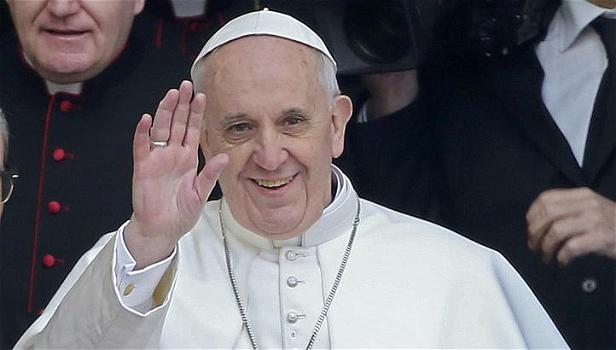 Papa Francesco va ad Ariccia in pullman insieme ai cardinali