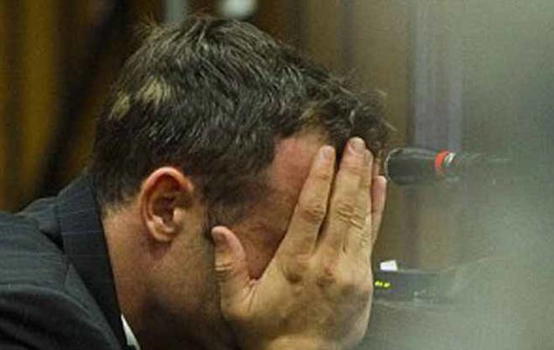 Pistorius: le foto al processo con mani e protesi insanguinate (immagini forti)