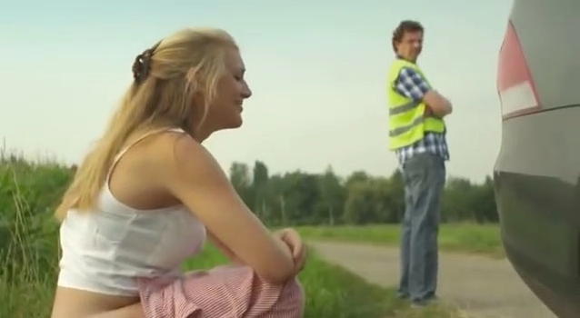 La ragazza fa pipì per strada e finisce su Google Street View