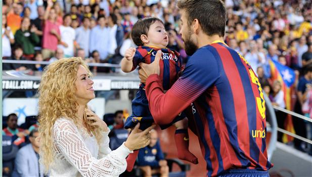 Shakira presenta il nuovo disco a Barcellona con il fidanzato Piquè