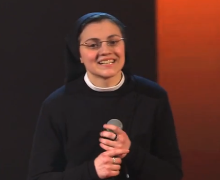 Suor Cristina: voce forte e limpida, sguardo sereno e semplice