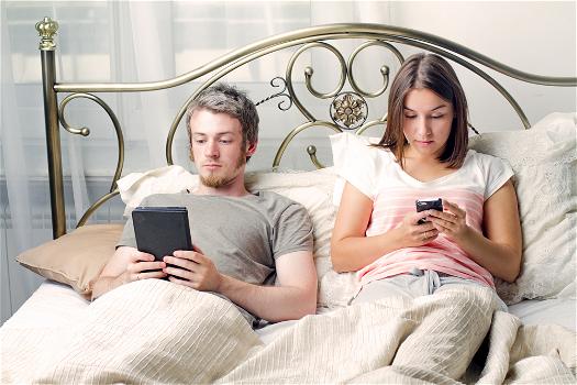 Smartphone: tenerli in camera da letto non favorisce un corretto riposo