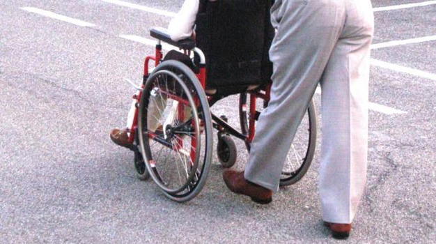 Celle Ligure, carrozzina di un bimbo disabile distrutta da vandali