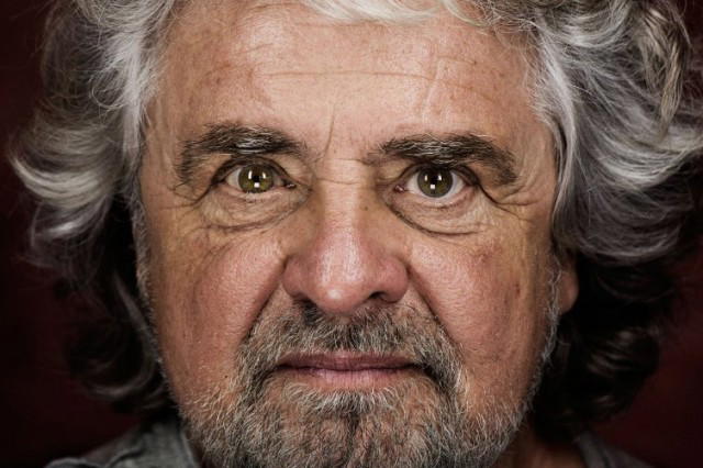 L’ultima provocazione di Beppe Grillo: profana la memoria delle vittime di Auschwitz