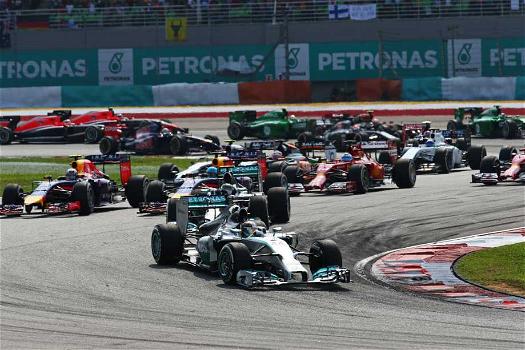 Dominio Mercedes in Malesia, vince Hamilton davanti a Rosberg