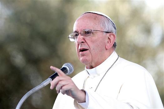Papa Francesco taglia lo stipendio ai preti