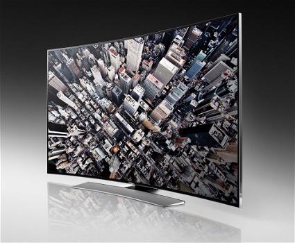 Samsung presenta in Italia il primo televisore curvo