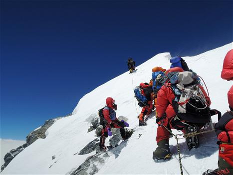 Valanga sull’Everest, muoiono 13 guide sherpa
