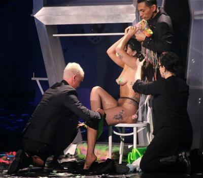 Lady Gaga si cambia d’abito e resta in topless sul palco