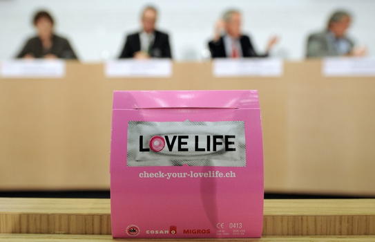 Svizzera: Campagna contro l’Aids con coppie reali che fanno sesso