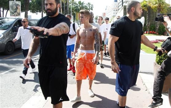Justin Bieber: a torso nudo a Cannes