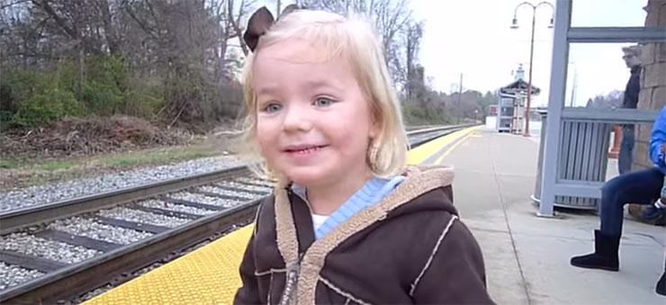 La bellissima reazione di una bambina che vede il treno per la prima volta