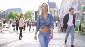 Ragazza gira scoperta per strada ma nessuno se ne accorge