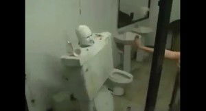 Esilarante candid camera in un bagno pubblico