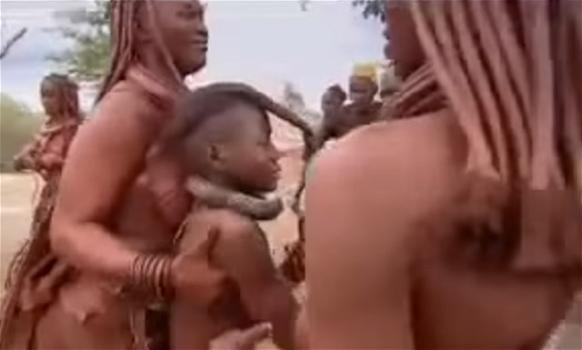 Ragazza della Tribù Himba nel giorno del suo matrimonio forzato