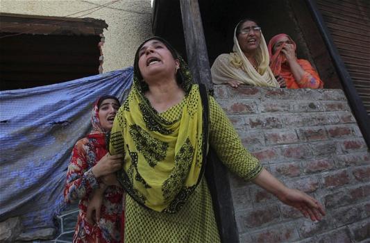India: cugine stuprate ed impiccate da 7 uomini. Tra loro due poliziotti