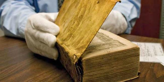 Collezione di libri foderati con pelle umana scoperta in Francia