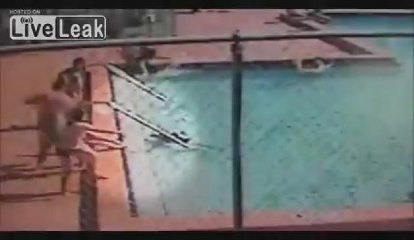 Florida, tre bambini folgorati in piscina, salvati dal nonno