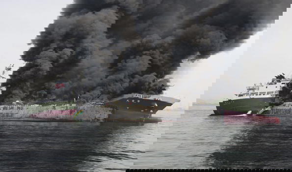 Giappone: esplode una petroliera in mare. Gravissimi i feriti, disperso il capitano